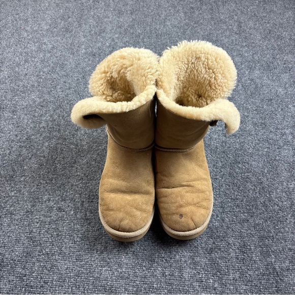 UGG Women’s Bailey Button II Camel Color Booties size: 9 - Picture 1 of 16